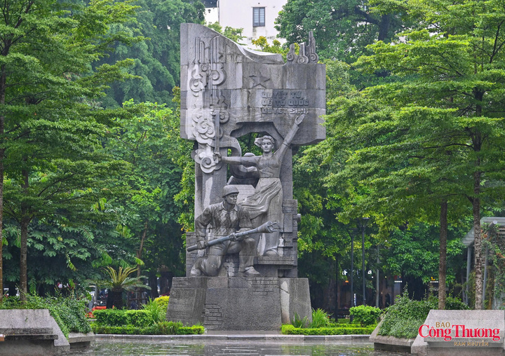 Tượng đài “Quyết tử để Tổ quốc quyết sinh”.