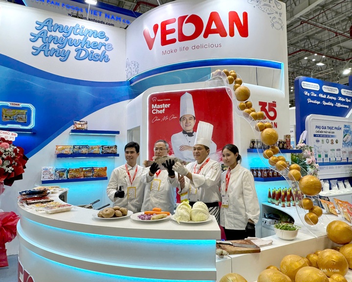 Đội ngũ R&D Vedan nghiên cứu sản phẩm.