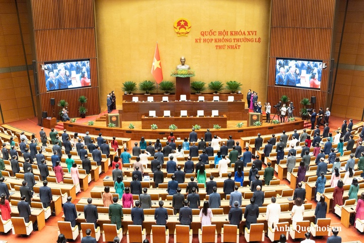 Quốc hội khóa XVI thực hiện nghi thức chào cờ, bế mạc Kỳ họp không thường lệ thứ Nhất.