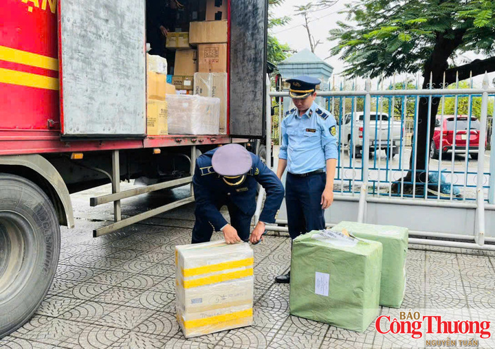 Các đối tượng buôn lậu dùng nhiều thủ đoạn tinh vi như chia nhỏ hàng, nguỵ trang trong các thùng hàng hoá bình thường nhằm che đậy hành vi của mình