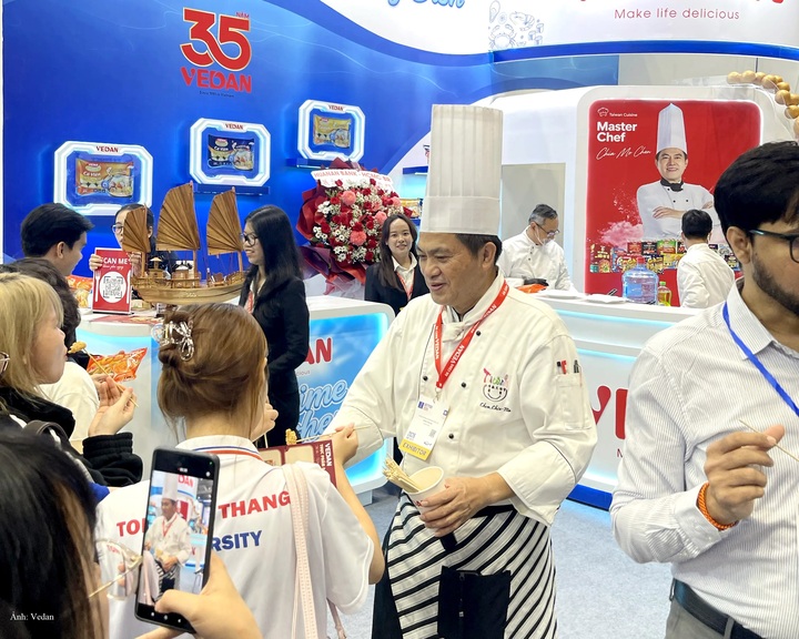 Chef Chia-Mo Chen tại gian hàng Vedan.