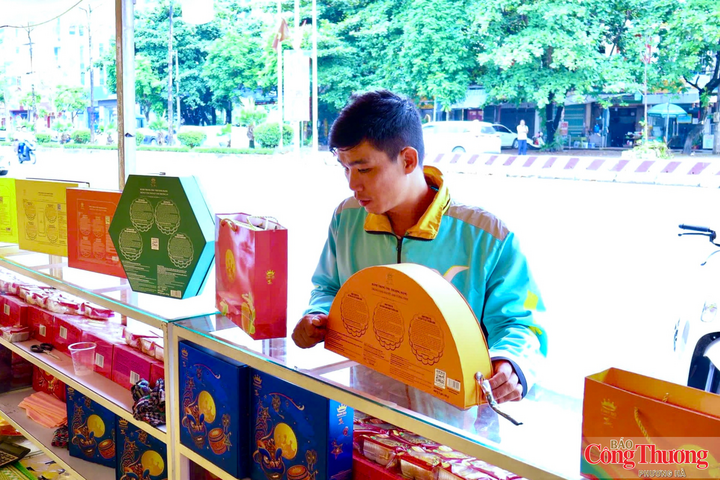 Anh Tiến Dũng, 39 tuổi, Hà Nội chia sẻ: “Bánh được bày bán ở nhiều nơi nên người mua không mất nhiều thời gian tìm kiếm. Với những người đi làm bận rộn muốn mua tặng cho gia đình hoặc mua làm quà, việc có nhiều điểm bán cũng thuận tiện hơn.”