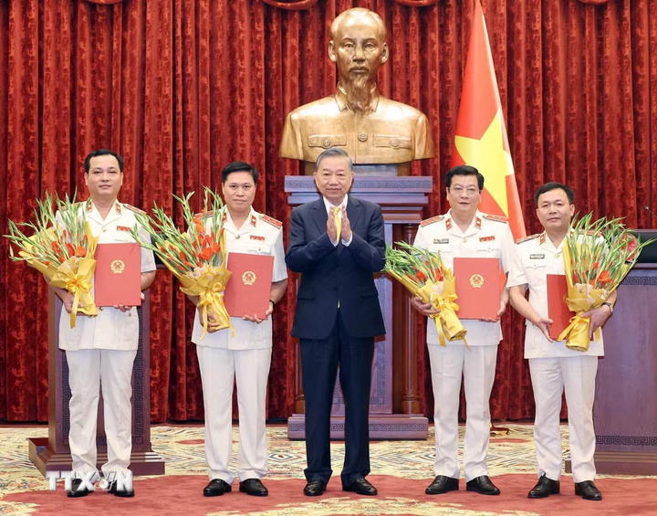 Tổng Bí thư, Chủ tịch nước Tô Lâm trao Quyết định bổ nhiệm chức danh Kiểm sát viên Viện Kiểm sát nhân dân tối cao. Ảnh: Thống Nhất/TTXVN