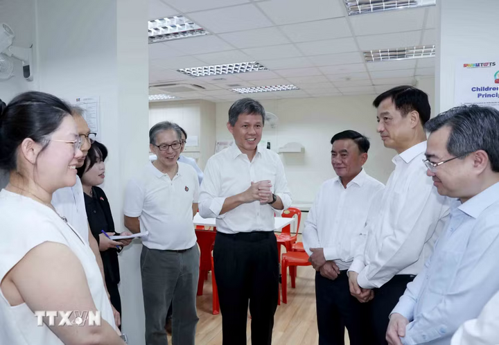 Phó Tổng Thư ký Đảng Hành động Nhân dân, Bộ trưởng Quốc phòng kiêm Bộ trưởng Điều phối dịch vụ công Chan Chun Sing (giữa) giới thiệu địa điểm tiếp xúc cử tri của Đảng Hành động Nhân dân Singapore (giữa) với đồng chí Trần Cẩm Tú và thành viên đoàn Việt Nam. Ảnh: Phương Hoa/TTXVN