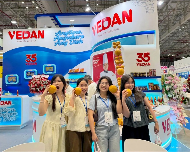 Khách tham quan trải nghiệm các sản phẩm.