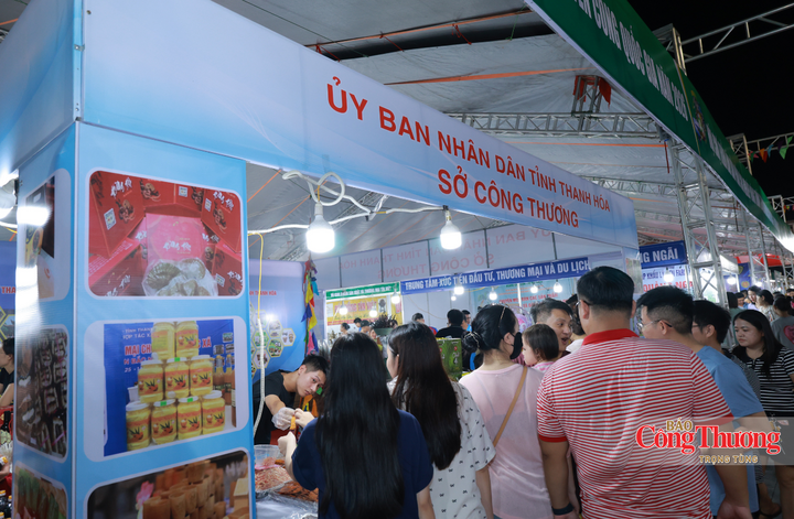 Không khí mua sắm sôi động tại gian hàng tỉnh Thanh Hóa.