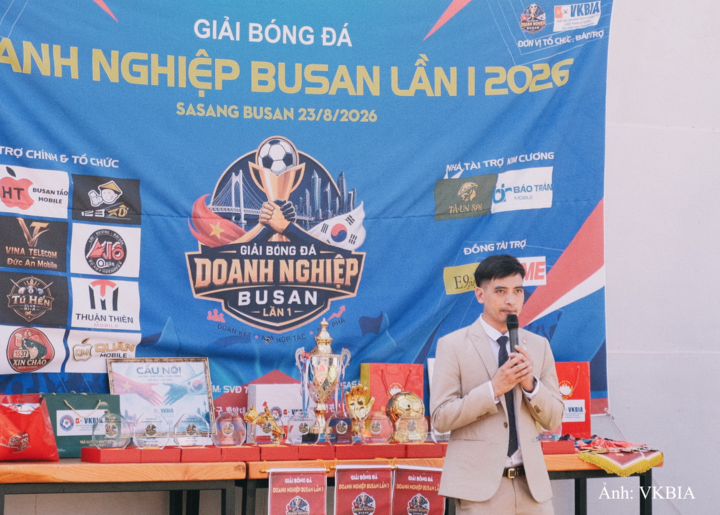 Ông Trần Phương Bốn - Chủ tịch Chi hội VKBIA tại Busan Gyeongnam phát biểu tại giải bóng đá.