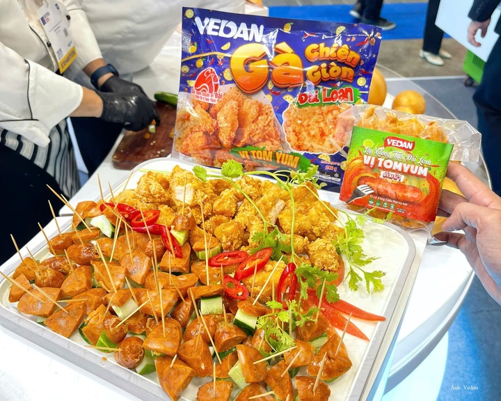 Khách tham quan trải nghiệm các sản phẩm.