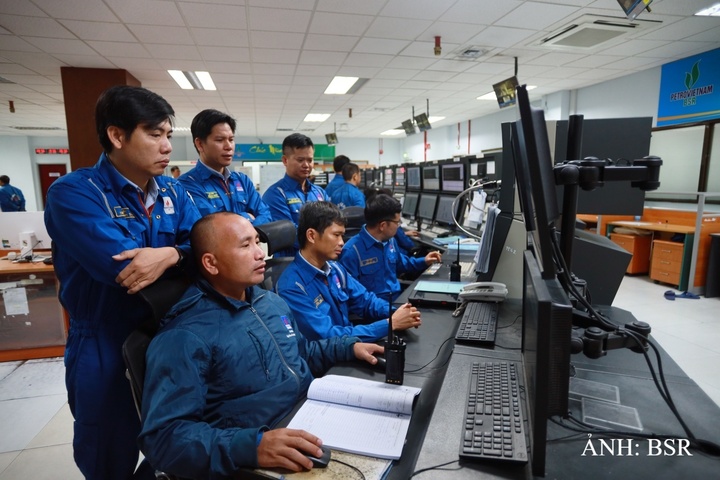 Sau khi gác lại những ca trực vận hành tại Nhà máy Lọc dầu Dung Quất, nhiều vận động viên đến từ BSR lại tiếp tục nỗ lực, rèn luyện để sẵn sàng cho những màn tranh tài hấp dẫn tại Hội thao PETROVIETNAM. Ảnh: BSR