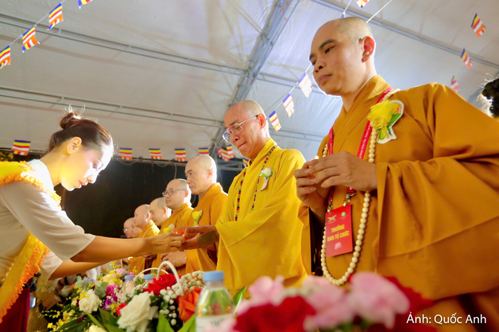 Nghi thức “Bông hồng cài áo” trong Đại lễ Vu Lan.