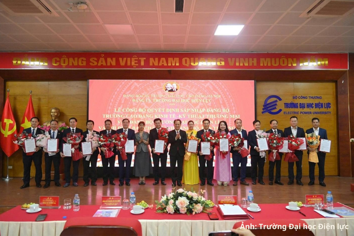 Các đại biểu chụp ảnh lưu niệm tại chương trình.