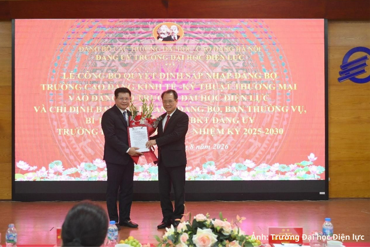 Đồng chí Nguyễn Thanh Sơn trao Quyết định chỉ định chức danh Bí thư Đảng ủy và tặng hoa chúc mừng đồng chí Đinh Văn Châu.