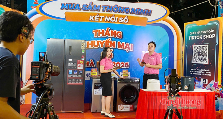 Bên cạnh không gian thương mại mua sắm đa dạng, hấp dẫn, người tiêu dùng còn được trải nghiệm không gian trưng bày “Tháng Khuyến mại số TP. Hà Nội” với các hoạt động livestream cùng hàng nghìn các voucher ưu đãi, miễn phí vận chuyển nhằm mang lại trải nghiệm tiêu dùng hấp dẫn trên nền tảng Tiktokshop.