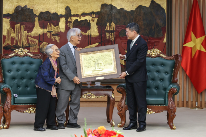 Thủ tướng Chính phủ lắng nghe, trao đổi về những đề xuất của hai Giáo sư - Ảnh: chinhphu.vn/Nhật Bắc