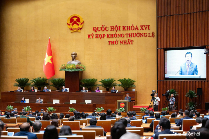 Bộ trưởng Bộ Nội vụ Nguyễn Tiến Hải trình bày Báo cáo tóm tắt giải trình, tiếp thu, chỉnh lý dự thảo Nghị quyết