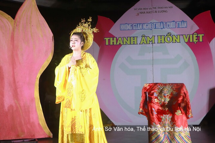 Trích đoạn cải lương “Nỗi lòng Thái hậu Dương Vân Nga” tại sân khấu Nhà Bát Giác.