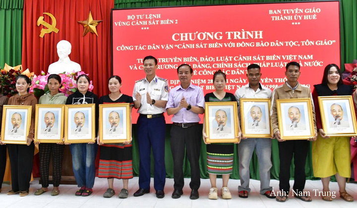 Trao tặng quà và ảnh Bác Hồ tặng các gia đình đồng bào dân tộc, tôn giáo có hoàn cảnh khó khăn