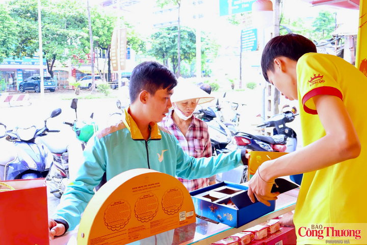 Các quầy bánh vỉa hè thu hút sự chú ý của người đi đường.