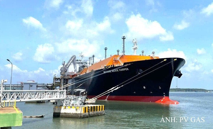 Tàu METHANE MICKIE HARPER vận chuyển khoảng 73.000 tấn LNG từ Canada đã cập cảng Kho cảng LNG Thị Vải ngày 07/06/2026. Ảnh: PV GAS