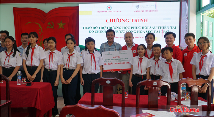 Hội Chữ thập đỏ TP. Đà Nẵng trao gói hỗ trợ trang thiết bị phục hồi tái thiết trường học trị giá 150 triệu đồng cho thầy và trò trường Tiểu học & THCS Trần Quốc Toản (phường Hội An, TP. Đà Nẵng)