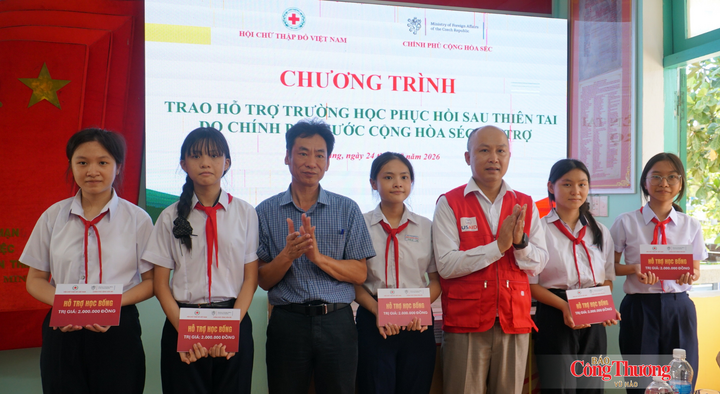Trao học bổng cho các em học sinh trường Tiểu học & THCS Trần Quốc Toản