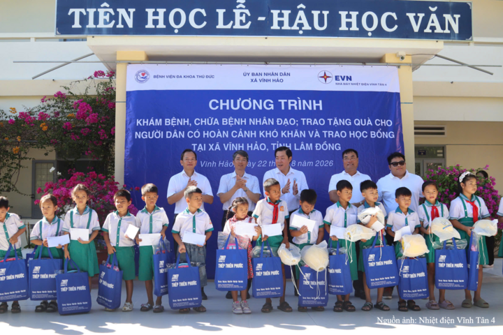 Đại diện các mạnh thường quân trao tặng các suất học bổng cho 50 em học sinh có hoàn cảnh khó khăn.