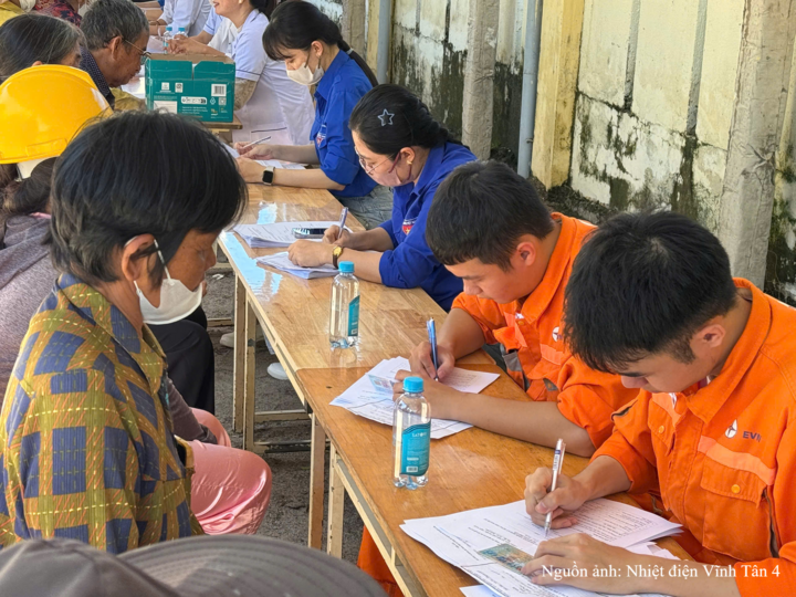 Nhà máy Nhiệt điện Vĩnh Tân 4 đã phối hợp cùng các đơn vị khám chữa bệnh và tặng quà an sinh xã hội cho người dân.