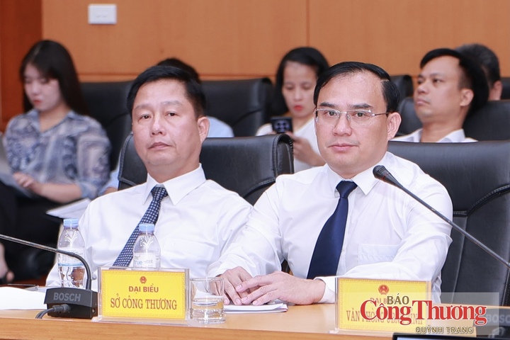Ông Trần Ngọc Phúc, Phó Giám đốc Sở Công Thương Hưng Yên (bên phải)