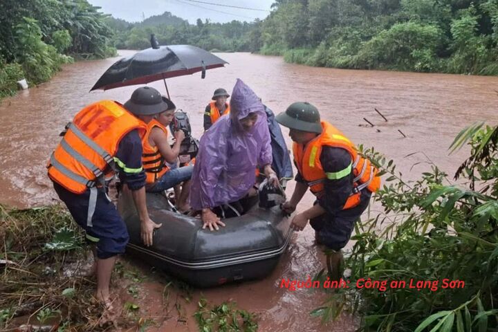 Công an Lạng Sơn sử dụng xuồng tiếp cận, đưa người dân khỏi khu vực bị nước lũ chia cắt.