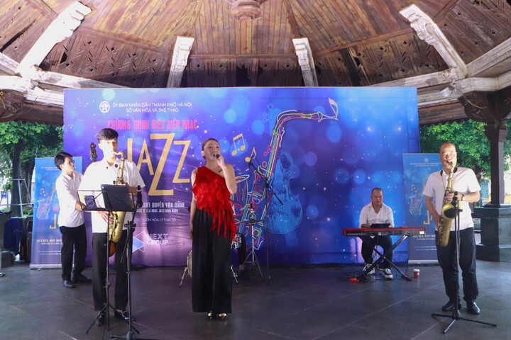 Các nghệ sĩ buổi diễn những tác phẩm jazz tại Nhà Bát Giác.