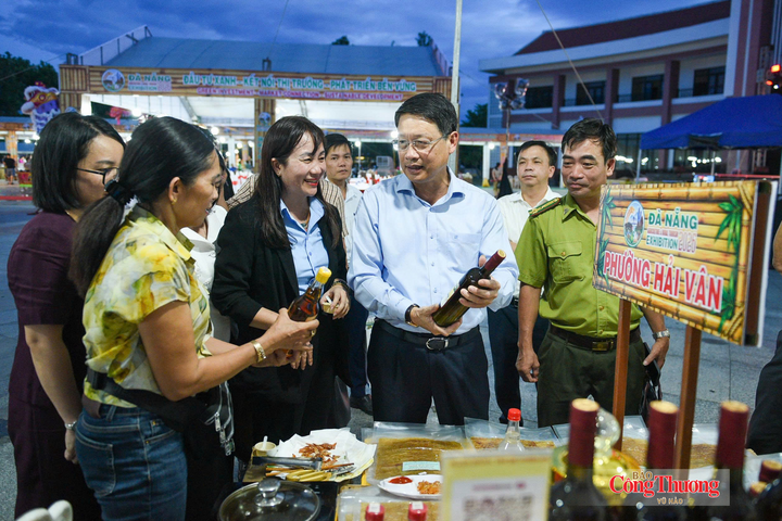 Phó Bí thư Thành ủy Đà Nẵng Ngô Xuân Thắng tham quan các gian hàng tại không gian trưng bày, giới thiệu sản phẩm nông nghiệp, nông thôn.