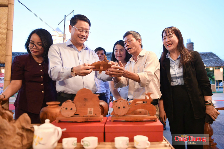Lãnh đạo TP. Đà Nẵng tham quan các gian hàng thủ công mỹ nghệ.