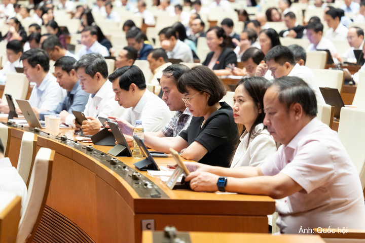 Các đại biểu dự kỳ họp Quốc hội sáng 24/8.