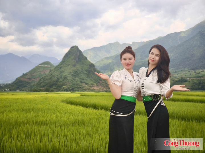 Cánh đồng Mường Than (xã Than Uyên) - điểm check-in hút khách du lịch. Phóng viên Báo Công Thương chụp ảnh lưu niệm cùng Á hậu 1 Lò Thị Son - đăng quang trong cuộc thi Hoa hậu Hữu nghị Hòa Bình Quốc tế 2026.