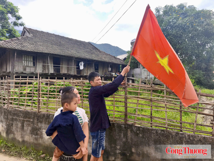 Người dân bản Én Luông (xã Than Uyên) tự hào treo cờ Tổ quốc đỏ rực khắp bản.