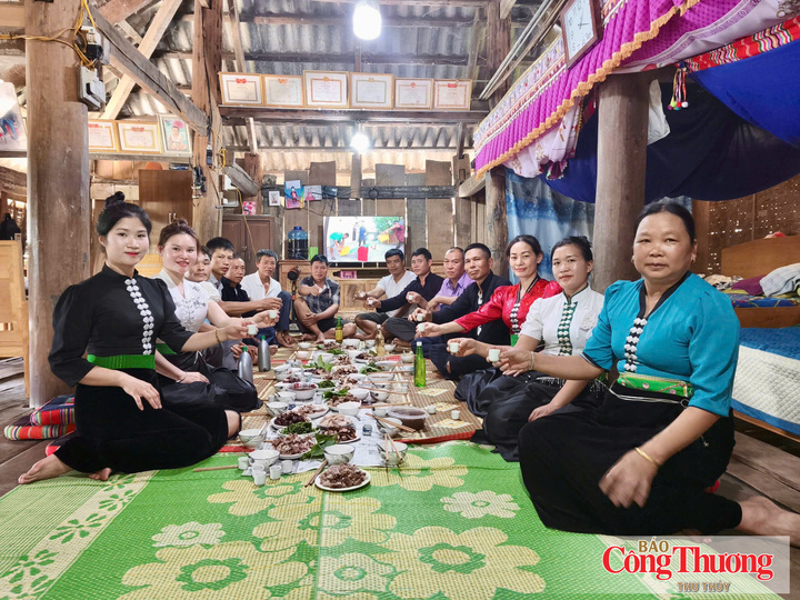 Bà con trong bản quây quần đón Tết Độc lập 2/9.