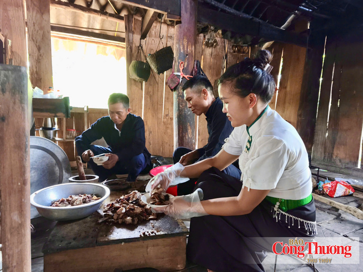 Người dân tất bật chuẩn bị các món ăn mời khách.