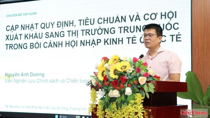 ThS. Nguyễn Anh Dương - Trưởng phòng Nghiên cứu tổng hợp và Hội nhập quốc tế, Viện Nghiên cứu Chính sách và Chiến lược – Ban Chính sách, Chiến lược Trung ương trình bày chuyên đề.