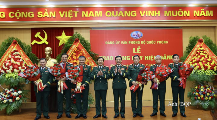 Đại tướng Phan Văn Giang và Đại tướng Nguyễn Tân Cương chúc mừng các đồng chí đảng viên được nhận Huy hiệu 35 năm tuổi Đảng.
