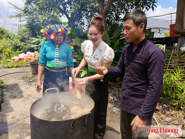 Á hậu 1 Lò Thị Son (xã Than Uyên, tỉnh Lai Châu) - đăng quang trong cuộc thi Hoa hậu Hữu nghị Hòa Bình Quốc tế 2026 cũng có mặt tại bản cùng chuẩn bị Tết Độc lập với bà con.