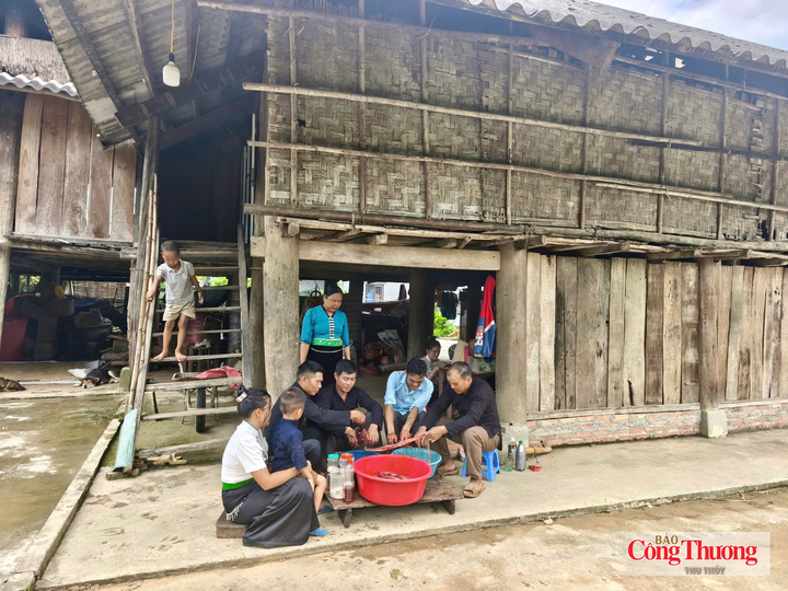 Bà con trong bản sum vầy làm cỗ đón Tết Độc lập 2/9.