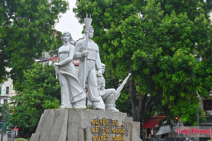 Tượng đài "Quyết tử để Tổ quốc quyết sinh" là công trình tôn vinh tinh thần chiến đấu quả cảm của quân và dân Thủ đô trong 60 ngày đêm kháng chiến.