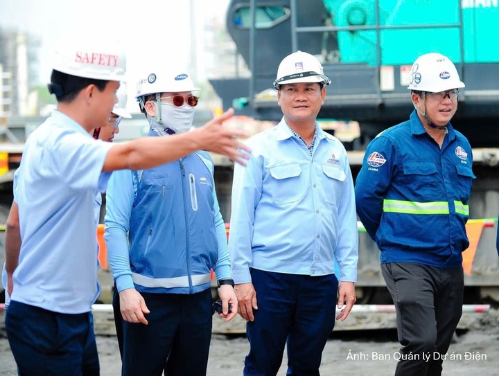 Ông Lê Bá Quý, Giám đốc Ban Quản lý Dự án Điện (thứ 2 phải sang) trao đổi với CBCNV tại Nhà máy điện Nhơn Trạch 3& Nhơn Trạch 4