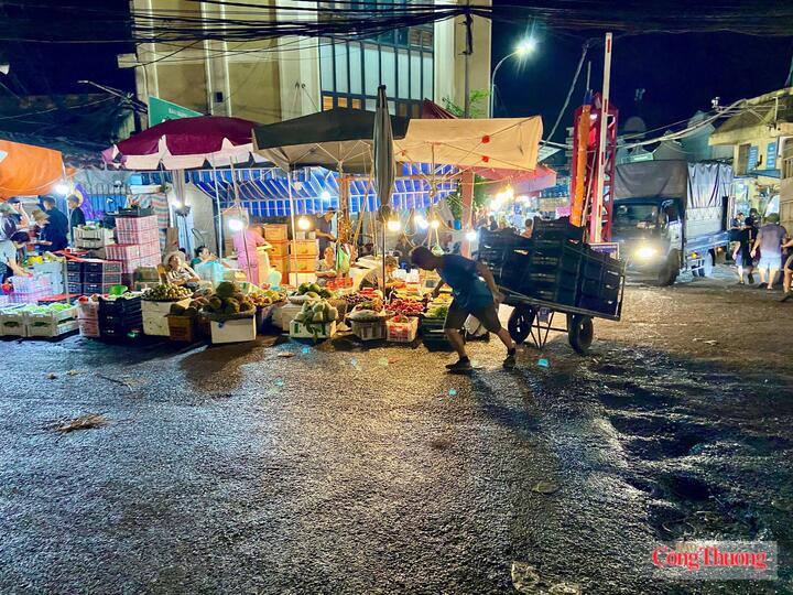 Bốc dỡ và vận chuyển na tại chợ đầu mối Long Biên trong đêm. Ảnh: Linh Giang