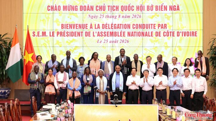 Các đại biểu chụp hình chung.