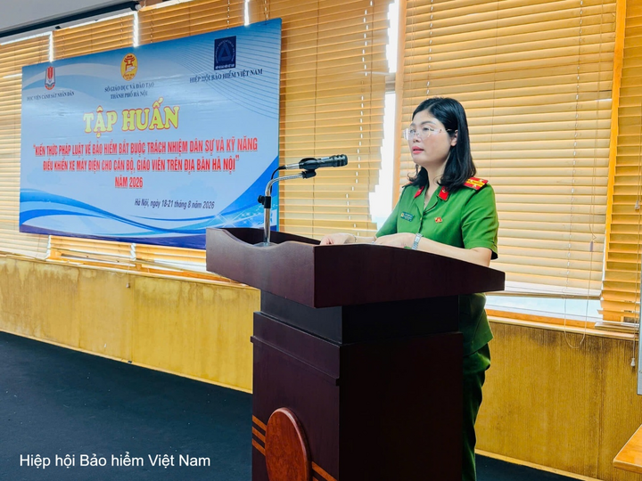 Đại tá, PGS.TS. Hà Thị Hồng Lan - Phó Viện trưởng Viện Khoa học Cảnh sát phát biểu tại lễ khai giảng lớp tập huấn.