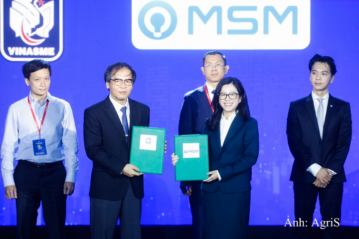 Bà Đoàn Vũ Uyên Duyên – Tổng Giám đốc MSM, một thành viên trong hệ sinh thái AgriS trao Biên bản ghi nhớ với VINASME