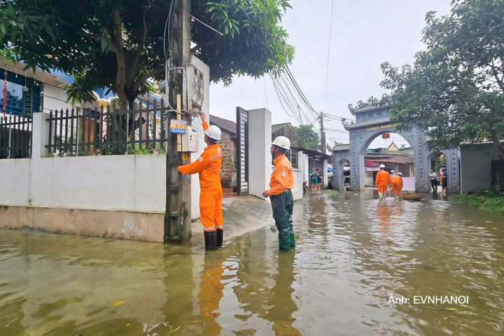 EVNHANOI chủ động ứng phó, đồng thời khuyến cáo người dân phòng tránh nguy cơ mất an toàn điện trong thời tiết xấu.