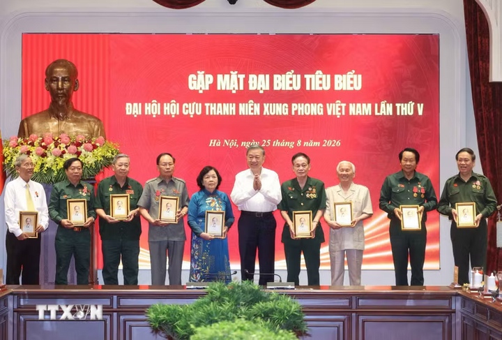 Tổng Bí thư, Chủ tịch nước Tô Lâm tặng chân dung Chủ tịch Hồ Chí Minh cho các đại biểu. Ảnh: Thống Nhất/TTXVN