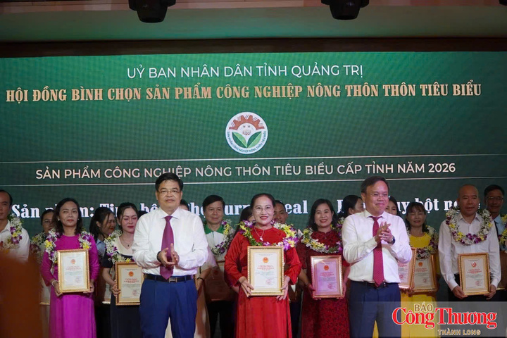 Phó chủ tịch UBND tỉnh Quảng Trị và Giám đốc Sở Công Thương trao giấy chứng nhận sản phẩm công nghiệp nông thôn tiêu biểu tỉnh Quảng Trị năm 2026